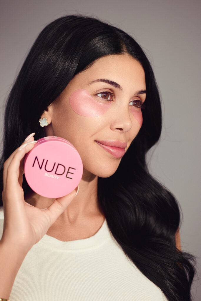 Isabell raad med heavenly pink eye patches